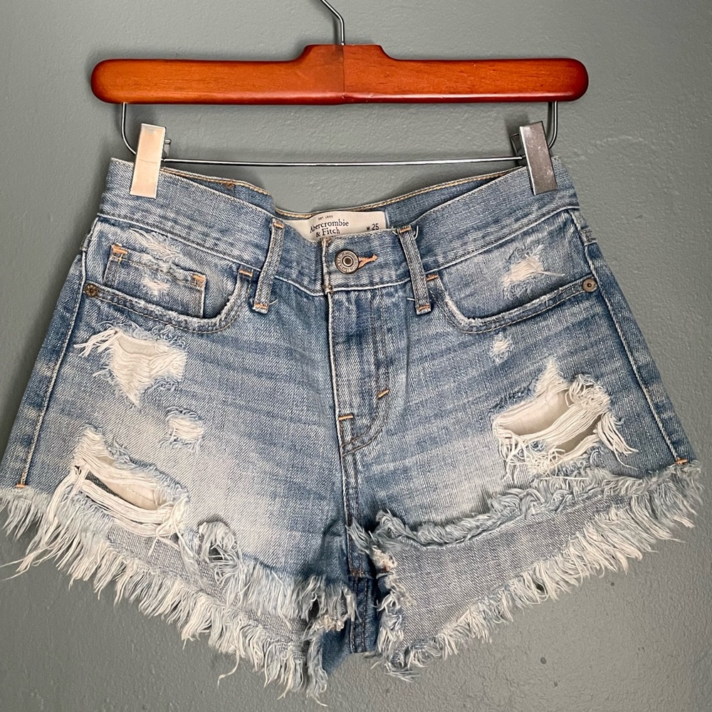 Abercrombie & Fitch Distressed Light Wash Denim Shorts Size 0 Waist 25